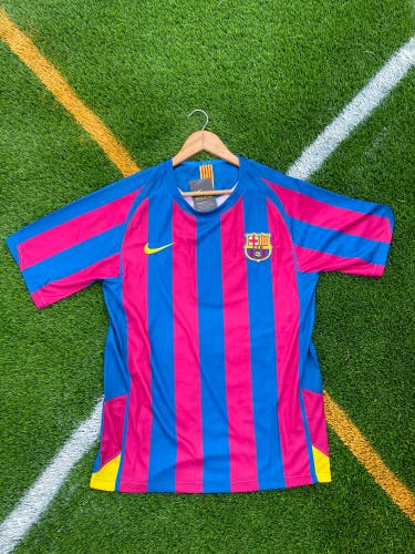 Barcelona 2006 - Ronaldinho - Retro Soccer Jersey