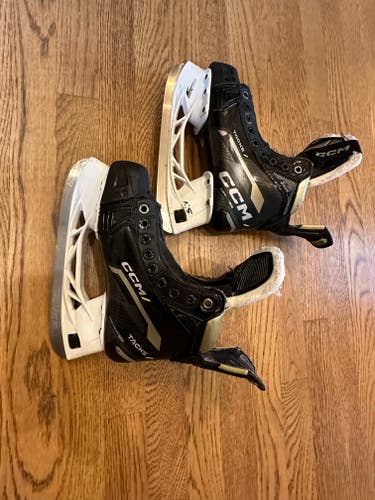 Used Junior CCM AS-V Hockey Skates Regular Width Size 3.5