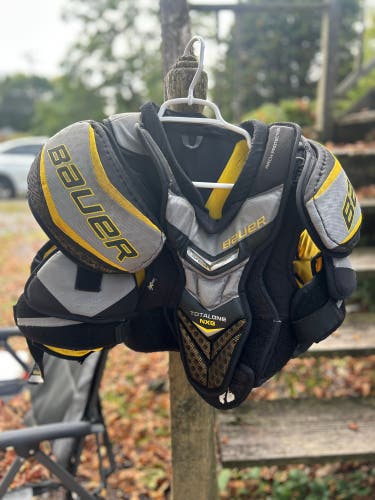 Bauer Total One NXG shoulder pads