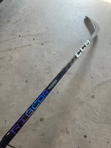 NCAA 95 Flex New Senior CCM Right Handed P28 Pro Stock RibCor Trigger 7 Pro Hockey Stick