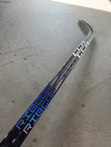 2 PACK NCAA 95 Flex New Senior CCM Right Handed P28 Pro Stock RibCor Trigger 7 Pro Hockey Stick