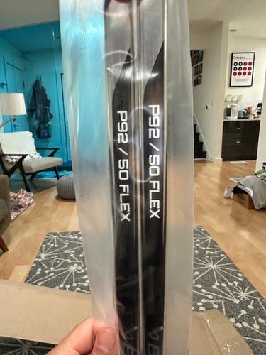 2 New Junior Bauer Vapor Hyperlite 2 Right Handed Hockey Stick P92