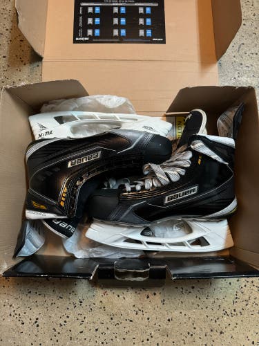 Like New Senior Bauer 8.5 Regular Width  Supreme TotalOne MX3 Hockey Skates