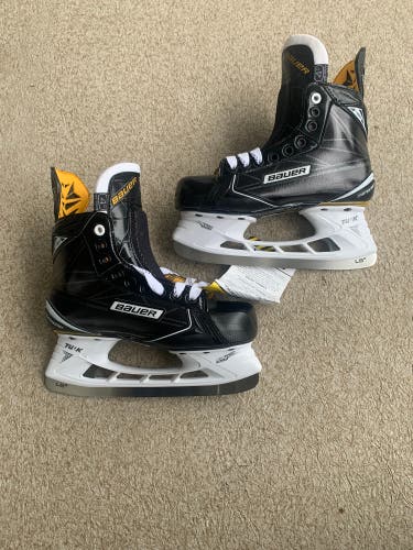 New Intermediate Bauer Supreme S180 Hockey Skates Regular Width Size 4