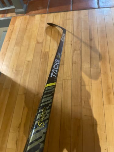 New Intermediate CCM Right Handed P28  Tacks AS-VI Hockey Stick