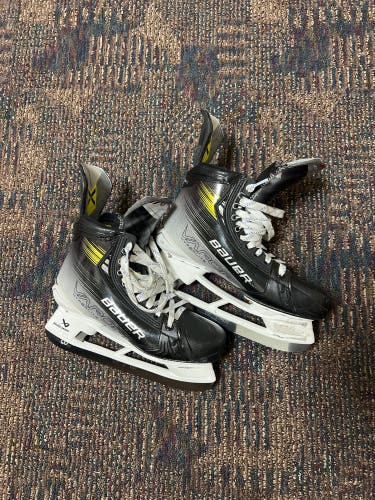 Used Bauer Regular Width   9.5 Vapor Hyperlite 2 Hockey Skates