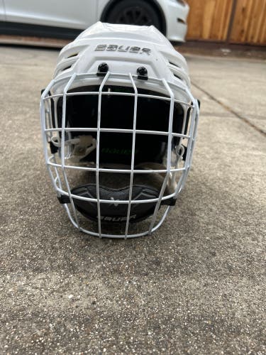 Used Medium Bauer  Re-Akt 85 Helmet