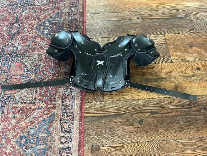 Used Youth Xenith Flyte Shoulder Pads