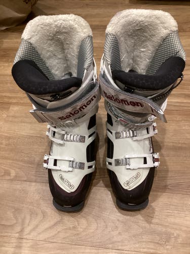 Used Women's Salomon Quest 100 Ski Boots. Size 8