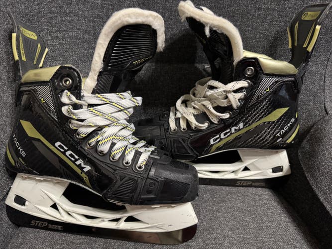 Used Intermediate CCM AS-V Pro Hockey Skates Regular Width 6.5