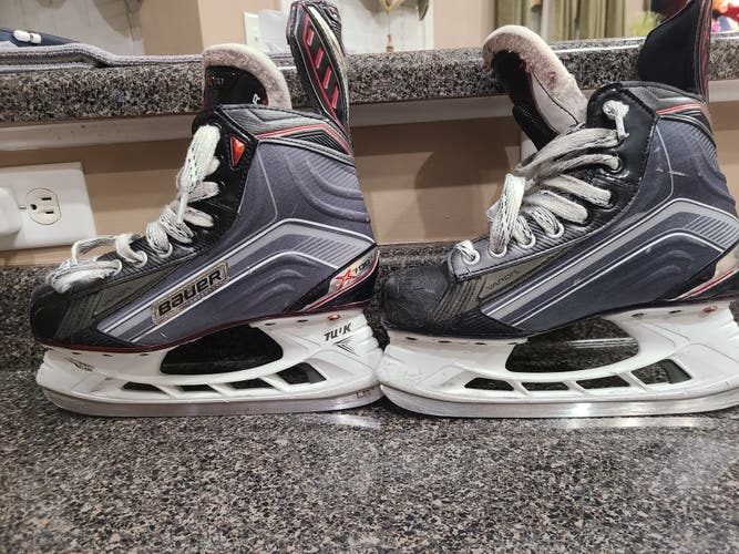 Used Intermediate Bauer Vapor X700 Hockey Skates Regular Width Size 5