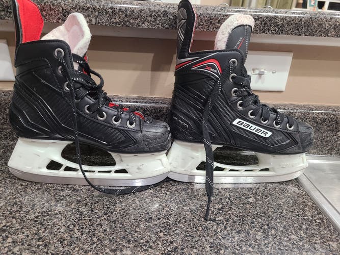 Used Junior Bauer Vapor X300 Hockey Skates Regular Width Size 2