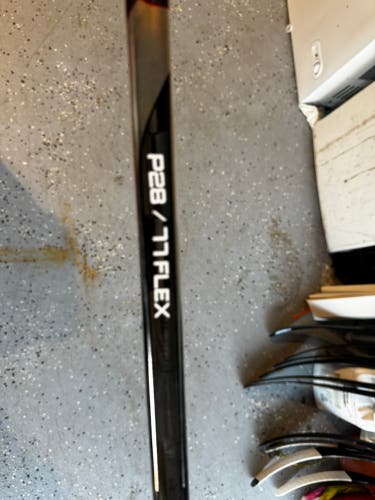 Bauer Hyperlite 2 Right Hand Hockey stick NEW!