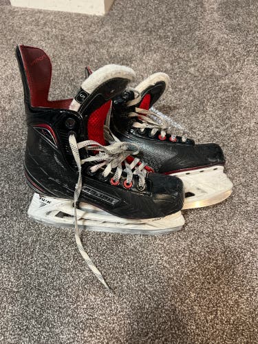 Used Intermediate Bauer Regular Width Size 5 Vapor X700 Hockey Skates