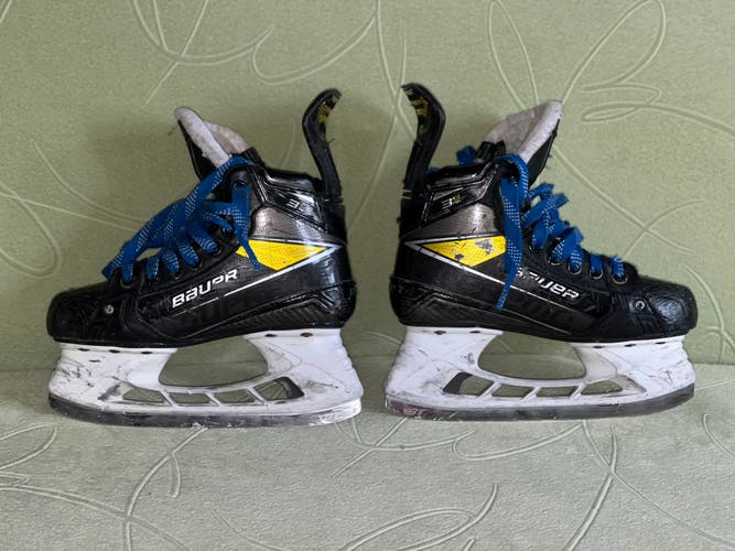 Used Junior Bauer Supreme 3S Pro Hockey Skates Regular Width Size 2.5 - with BT blades