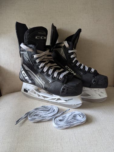 Used Junior CCM Tacks Vector Hockey Skates Regular Width Size 2.5