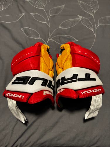 BRAND NEW WITH TAGS - Catalyst 9X Pro 13.5” Gloves - Calgary Flames