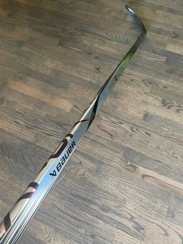 New Intermediate Bauer Right Handed P28 Vapor Hyperlite 2 Hockey Stick