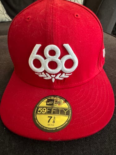 Red NEW Men’s 7 3/8 Fitted 686 Hat