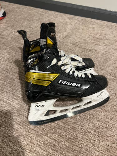 Used Senior Bauer Regular Width  Pro Stock 9 Supreme UltraSonic Hockey Skates