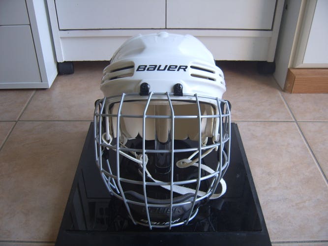 Excellent Condition Bauer BHH4500 Hockey Helmet sz Medium w/Bauer Profile II Cage White