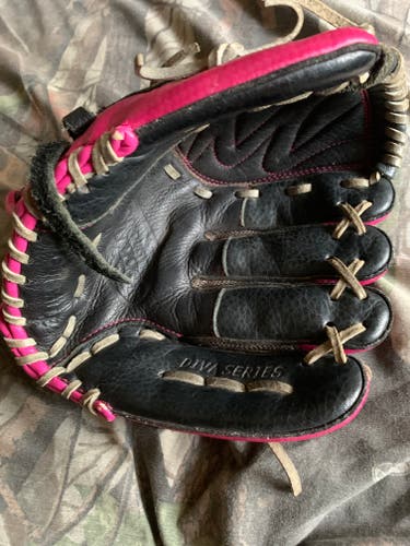 Used Louisville Slugger Diva Series Glove