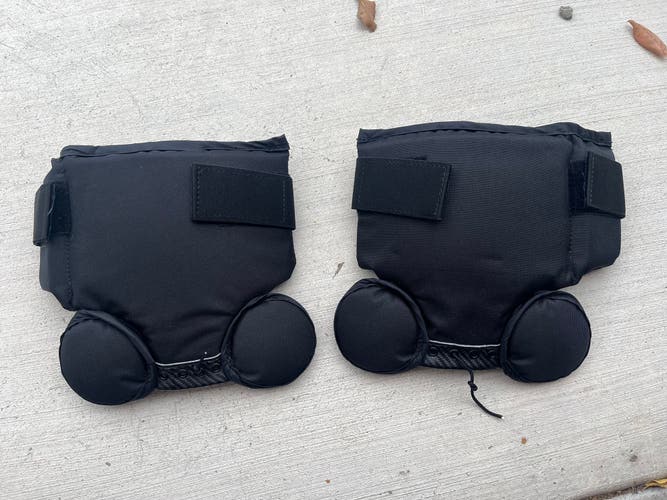 Goalie knee guards lace in