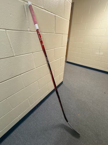 Used Senior Bauer Right Handed P28  Vapor Hyperlite 2 Hockey Stick