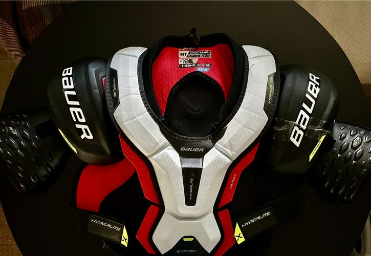 BAUER VAPOR HYPERLITE SHOULDER PADS - INTERMEDIATE