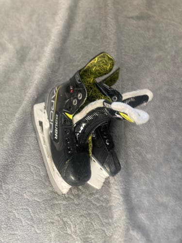 Used Junior Bauer Regular Width Size 1.5 Vapor 3X Hockey Skates