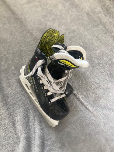 Used Youth Bauer Regular Width 11.5 Vapor 3X Hockey Skates