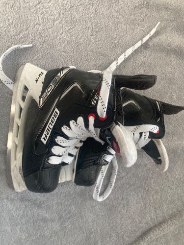 Used Junior Bauer Regular Width Size 1 Vapor X3.5 Hockey Skates