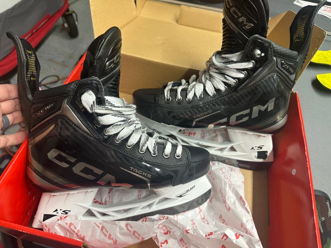 New Senior CCM Regular Width  8.5 Tacks XF Pro Hockey Skates