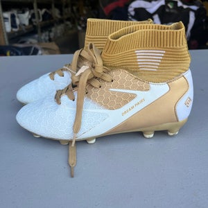 White Used Unisex Dream Pairs Soccer Cleats Molded Cleats 4Y