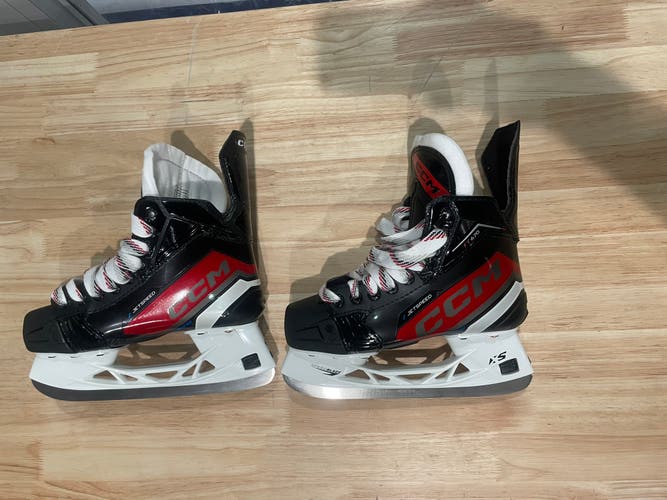 New Intermediate CCM Regular Width  Size 4 JetSpeed FT670 Hockey Skates