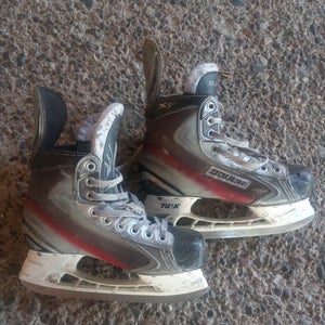 Used size 5  Bauer Vapor X5.0 intermediate Hockey Skates Regular Width Size 5