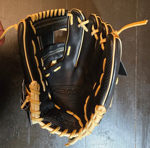 New 2024 A2000 SC1787 Spin Control Wilson Right Hand Throw Infield A2000 Baseball Glove 11.75"