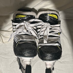 Junior Used Bauer Vapor 3X Hockey Skates Regular Width Size 3.5