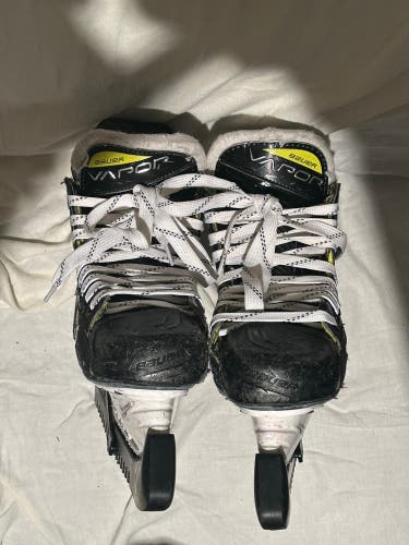 Junior Used Bauer Vapor 3X Hockey Skates Regular Width Size 3.5