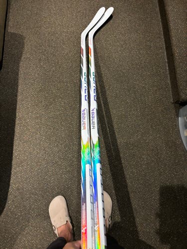 2 Pack New WHITE Senior Bauer Right Handed P92 77 Flex  Proto-R Hockey Stick