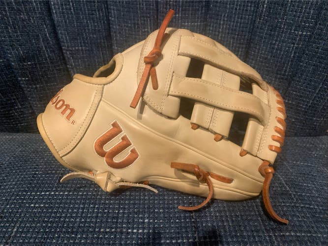 Used Right Hand Throw 11.5" A2000 Baseball Glove