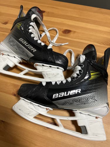 Used Senior Bauer Vapor Hyperlite 2 Hockey Skates 7