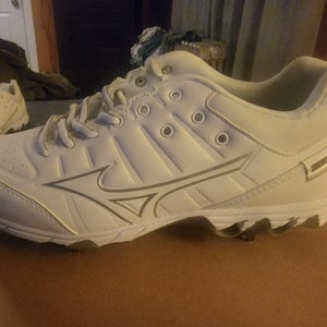 White New Size 6.0 (Women's 7.0) Women's Low Top Metal