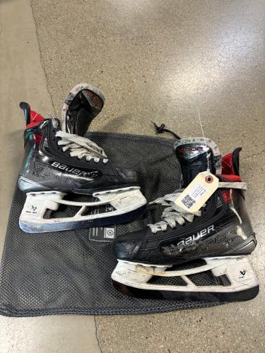 Used Intermediate Bauer Vapor X5 Pro Hockey Skates Size 5.5 Fit 1