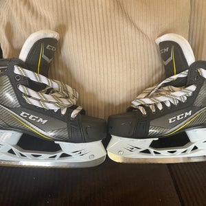Men’s ice hockey skates