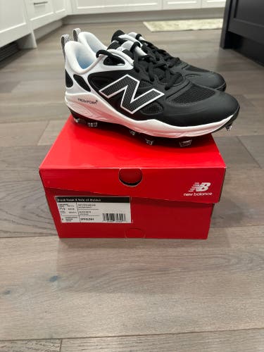 Brand new in box! New Balance Women’s Fresh Foam X Velo v4 Molded Softball Cleat - size 7.5