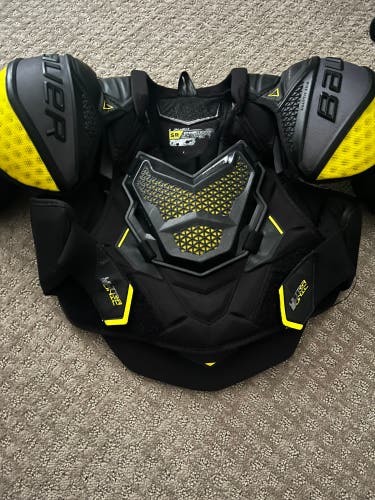 Used Medium Bauer ultrasonic shoulder pad