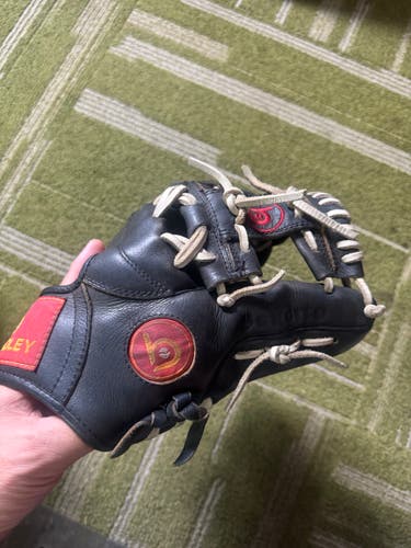 Used Right Hand Throw Baseball Glove 11.25" - In very good condition