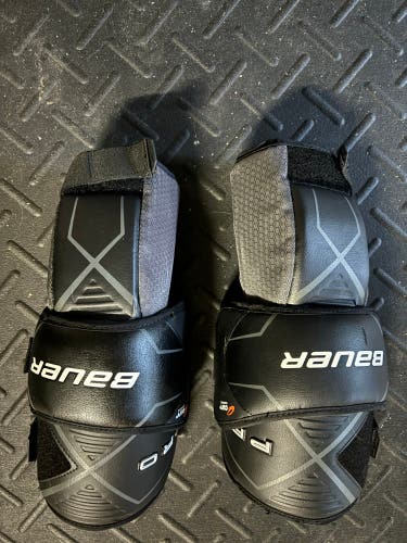 Bauer goalie knee protection