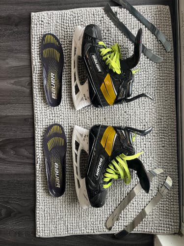 Used Intermediate Bauer Regular Width Size 5 Supreme UltraSonic Hockey Skates
